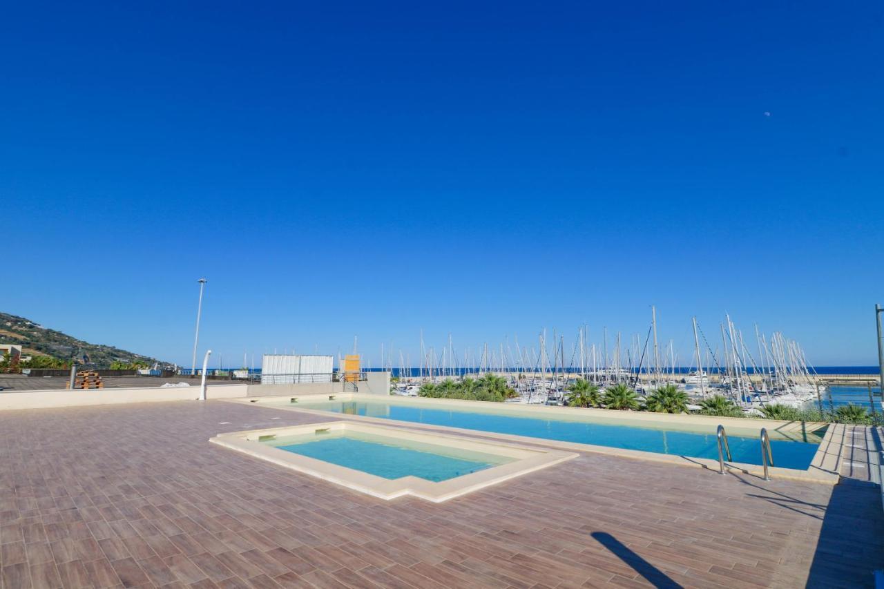 H11 Luxury 12B Porto - Piscina - Jacuzzi Lejlighed Santo Stefano al Mare Eksteriør billede