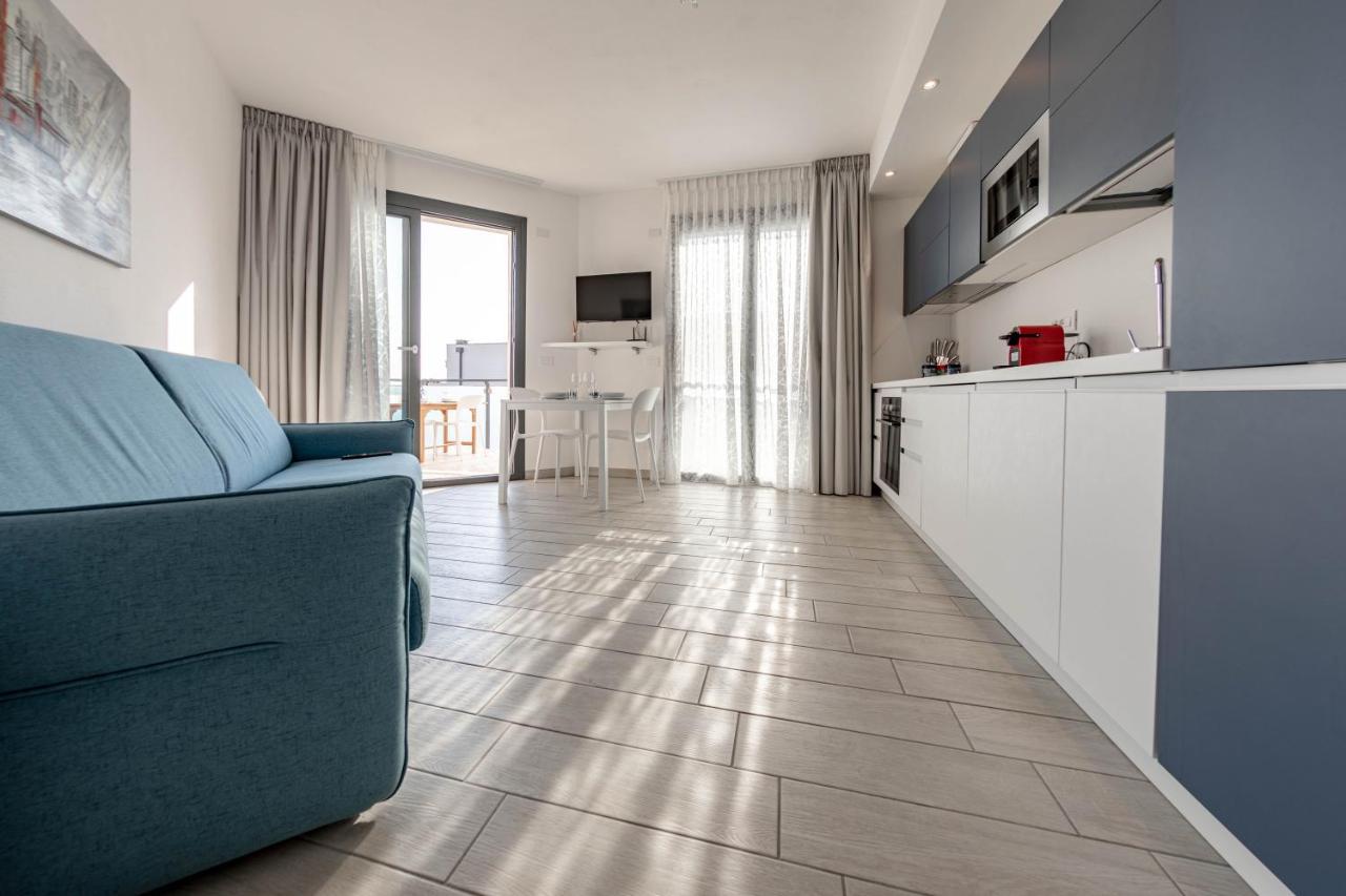 H11 Luxury 12B Porto - Piscina - Jacuzzi Lejlighed Santo Stefano al Mare Eksteriør billede